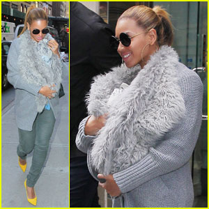 beyonce-blue-ivy-fur-sling.jpg